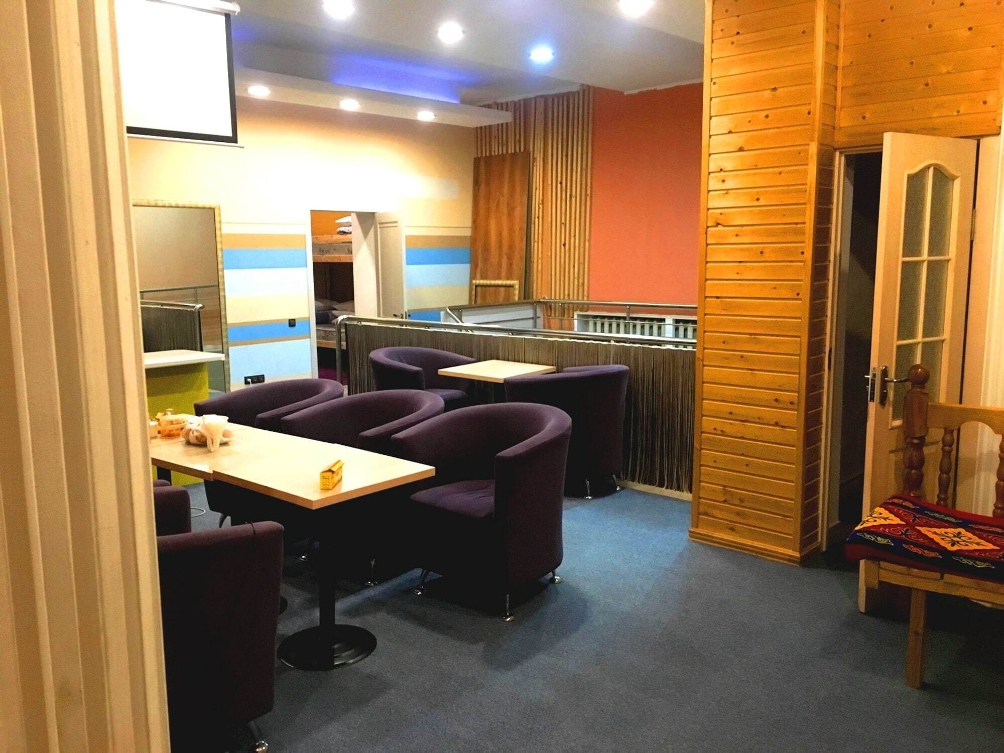 Apelsin Hostel Almaty Eksteriør billede